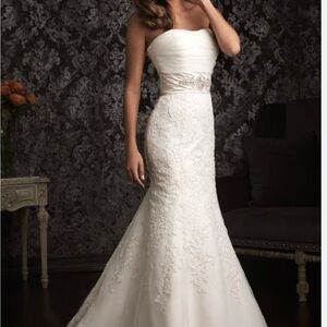 NEW Elegant White Strapless Lace Wedding Dress